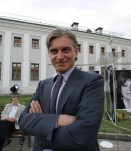 Олег Тиньков во время фотовыставки